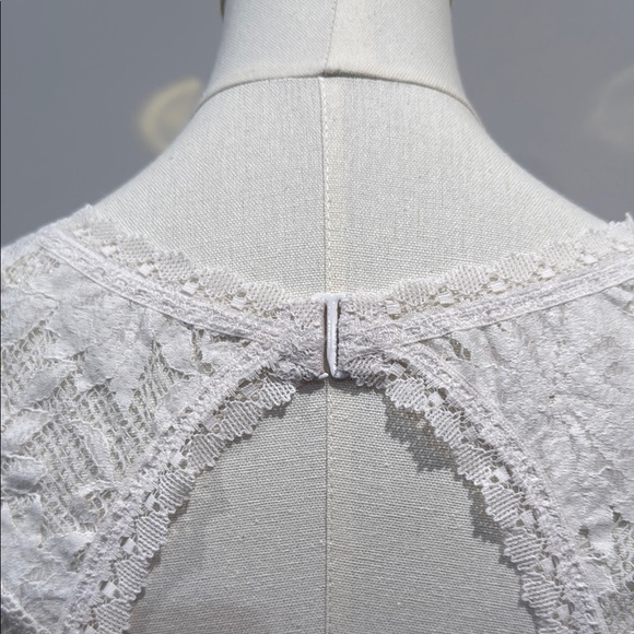 Victoria's Secret Size M White Lace Bralette with Crew Neckline Floral - Picture 7 of 9